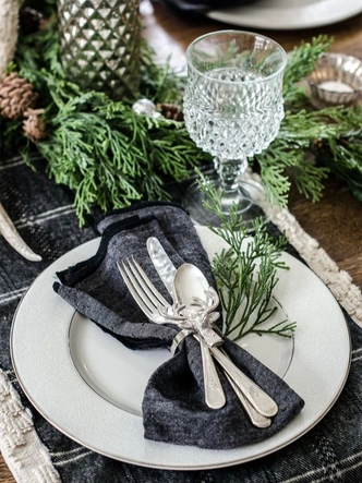 Новорічний декор з хвої: ялинкові гілки у вазі, прикрашені мінімалістичними прикрасами.