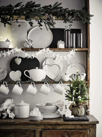 Новорічний хвойний декор з ялинкових гілок: затишна атмосфера, вид зверху.