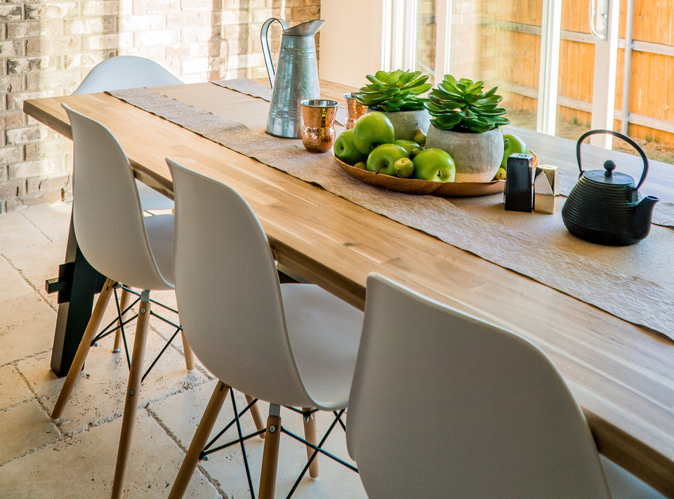 Комплект плетених меблів з ротангу для відпочинку в саду: диван, крісла, столик.