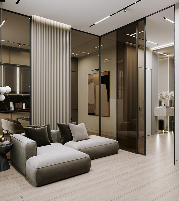 Великий диван у світлій вітальні з великими вікнами, вибір 2026.