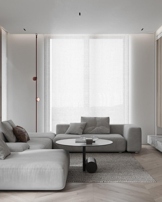 Сучасний диван з яскравими подушками, актуальний дизайн вітальні 2026.