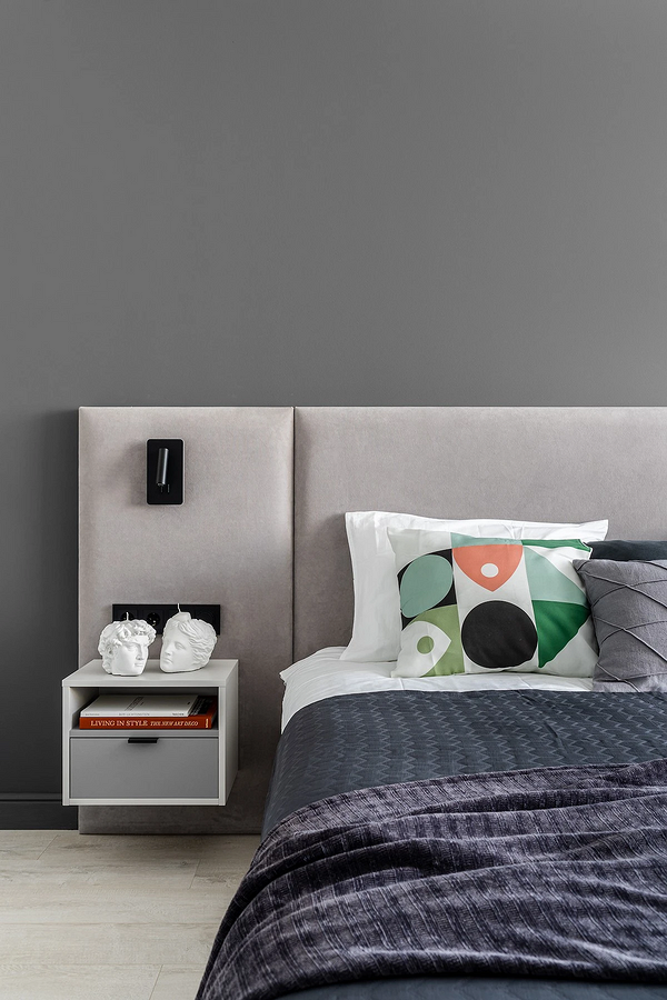 Елегантне сіре ліжко з м'яким узголів'ям у світлій спальні, ідеальний вибір 2026.