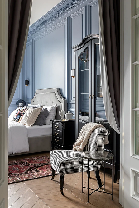 Сіра Елегантність Велика спальня з сірим ліжком, декоративними подушками та приліжковими тумбочками.