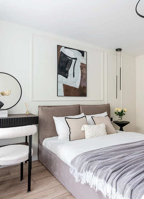 Розкіш у сірому Розкішна спальня з великим сірим ліжком, килимом з довгим ворсом та вишуканим декором.