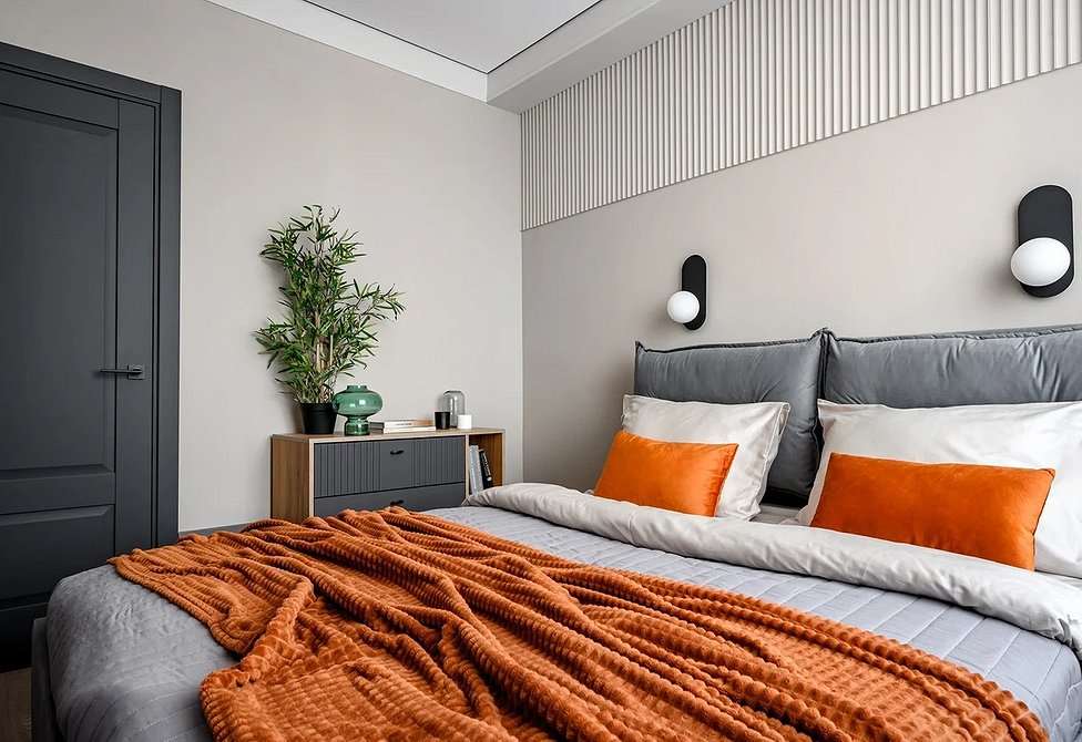 Стиль та Затишок Сіре ліжко з м'яким узголів'ям в сучасній спальні з акцентною стіною.