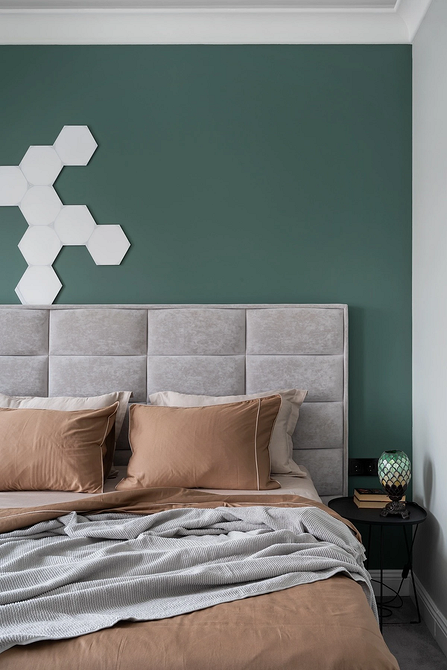 Світло і простір Сучасна спальня з сірим ліжком, великими вікнами та великою кількістю природного світла.