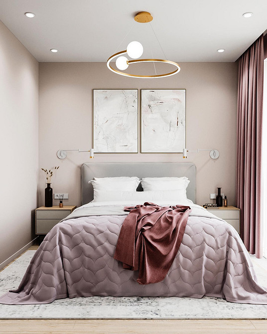 Розкішне сіре ліжко з велюровою оббивкою в елегантній спальні з дзеркалами.