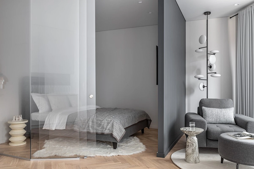 Мінімалізм 2026 Мінімалістичний дизайн спальні 2026 з сірим ліжком та лаконічним декором на стіні.