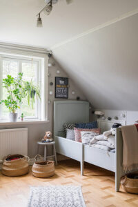 Сіре ліжко в інтерєрі спальні: вибір матеріалу та стилю для гармонійного простору. — сіре ліжко