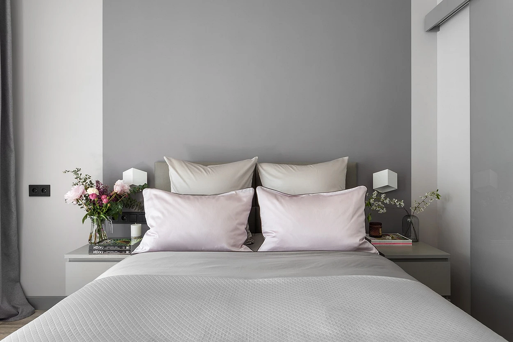 Сучасна сіра спальня з акцентною стіною за ліжком та мінімалістичним дизайном 2026.