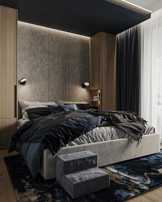 Комфортне сіре ліжко з м'яким узголів'ям та декоративними подушками в спальні.