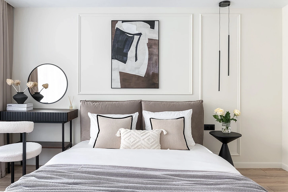 Елегантна спальня з сірим ліжком, дзеркалами та золотистими акцентами в декорі.