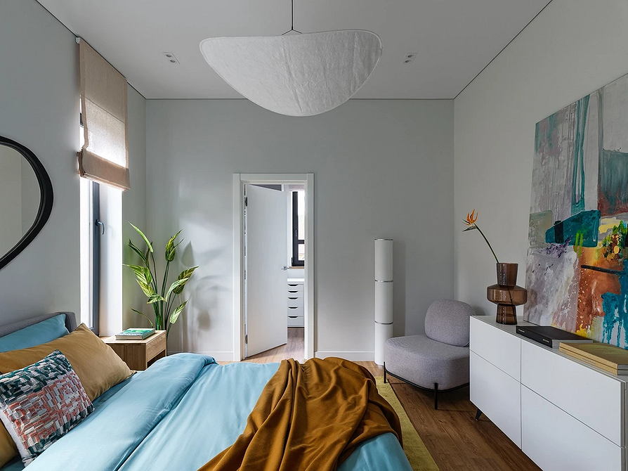 Стильна сіра спальня Сучасна спальня 2026: сіре ліжко, тумбочки та декоративні подушки для мінімалістичного дизайну.