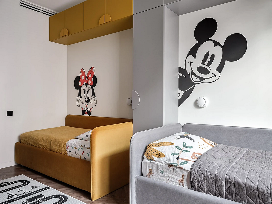 Затишок у Малому Невелика спальня з сірим ліжком та нічним освітленням для затишку.