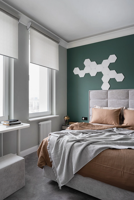 Гармонія сірого Інтер'єр спальні з сірим ліжком, килимом в тон та декоративними елементами.