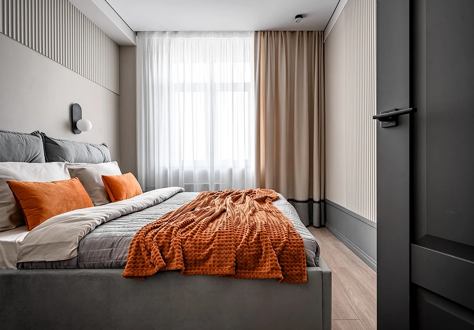 Дерев'яні акценти Затишна сіра спальня з дерев'яними тумбочками, м'яким ліжком та теплим освітленням.