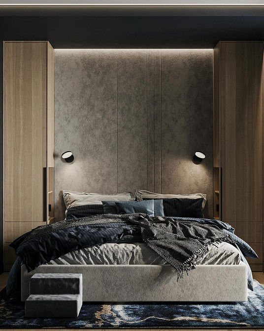 Сучасна спальня: сіре ліжко з м'яким узголів'ям, дерев'яні меблі для затишного інтер'єру.