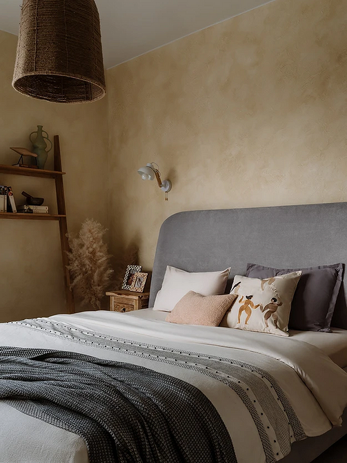 Сучасний дизайн спальні: сіре ліжко на фоні білих стін для затишку.