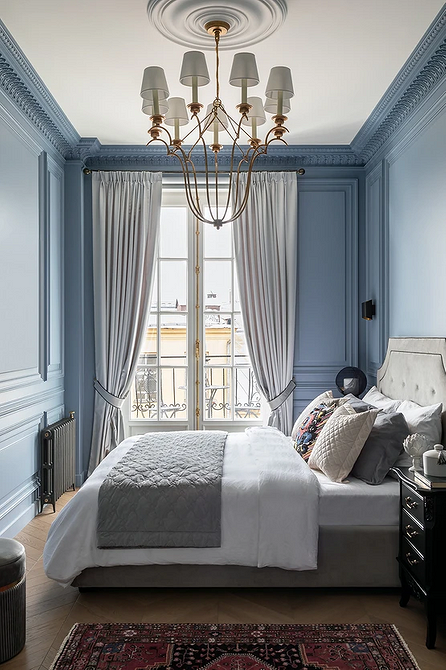 Мінімалізм 2026 Мінімалістична спальня 2026 з сірим ліжком та великим панорамним вікном.