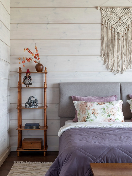 Природне світло Світла сіра спальня з великим вікном, що наповнює кімнату природним освітленням та сірим ліжком.