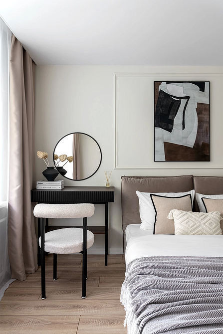 Геометрія в сірому Сучасна спальня з сірим ліжком, оригінальними світильниками та геометричним дизайном.