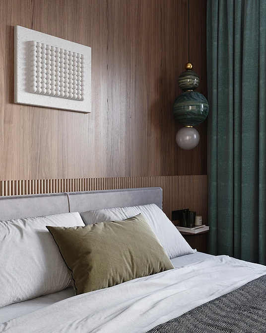 Сіре ліжко & Затишок Сіре ліжко з м'яким узголів'ям в спальні з акцентною стіною – затишний дизайн 2026.