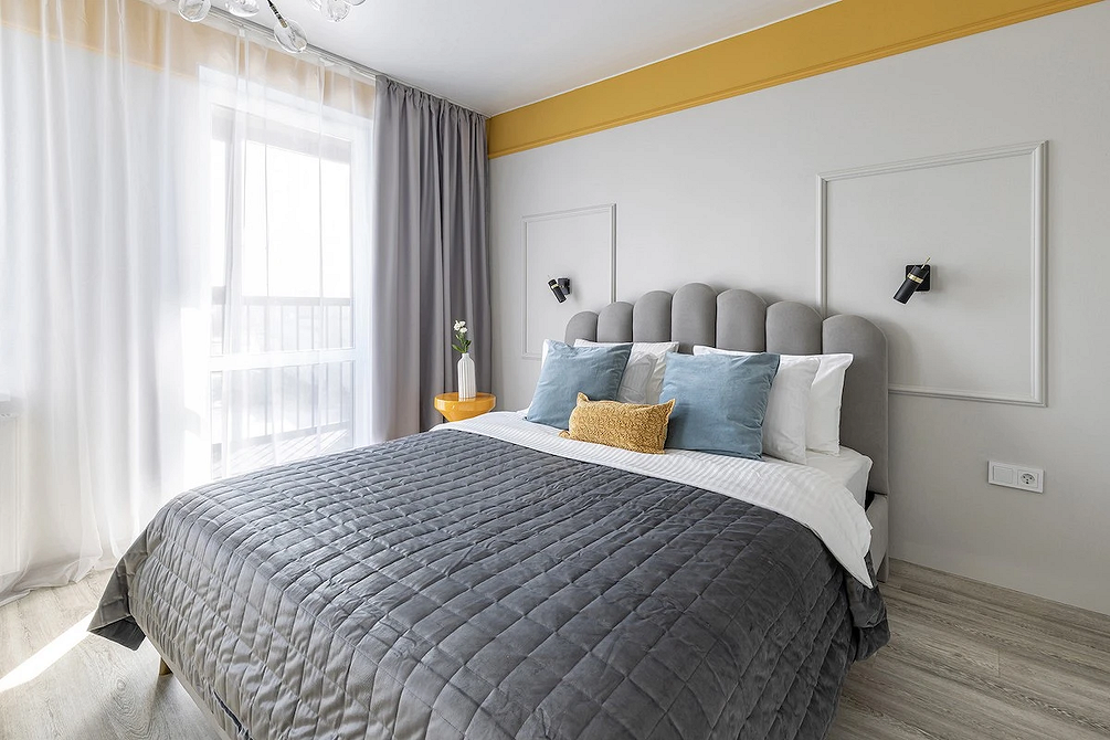 Елегантна сірість Елегантна сіра спальня з текстилем в тон, м'яким узголів'ям та акцентним освітленням.