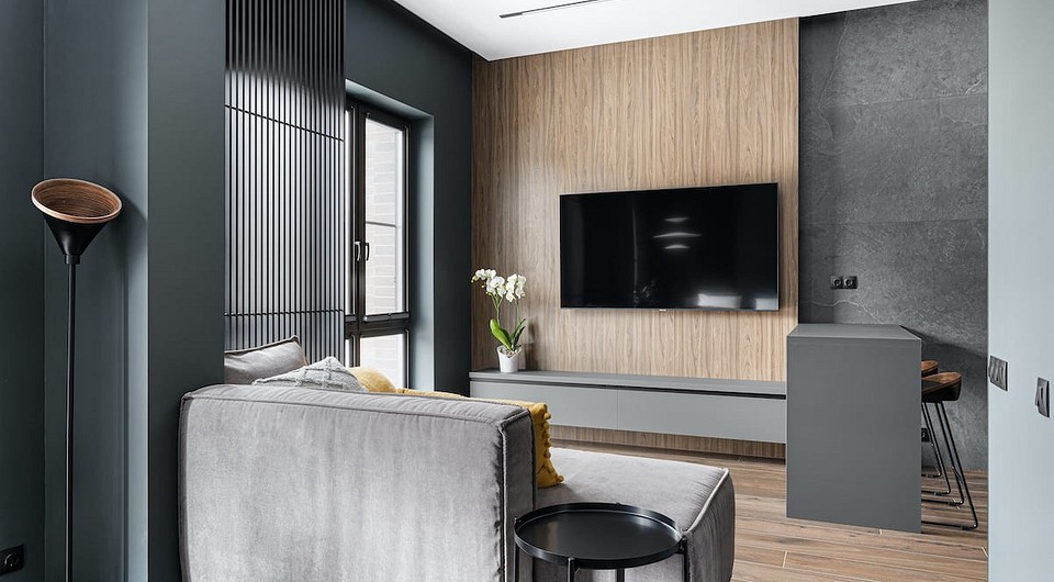 Сірі меблі в інтер'єрі: елегантний диван у скандинавському стилі для затишної вітальні.
