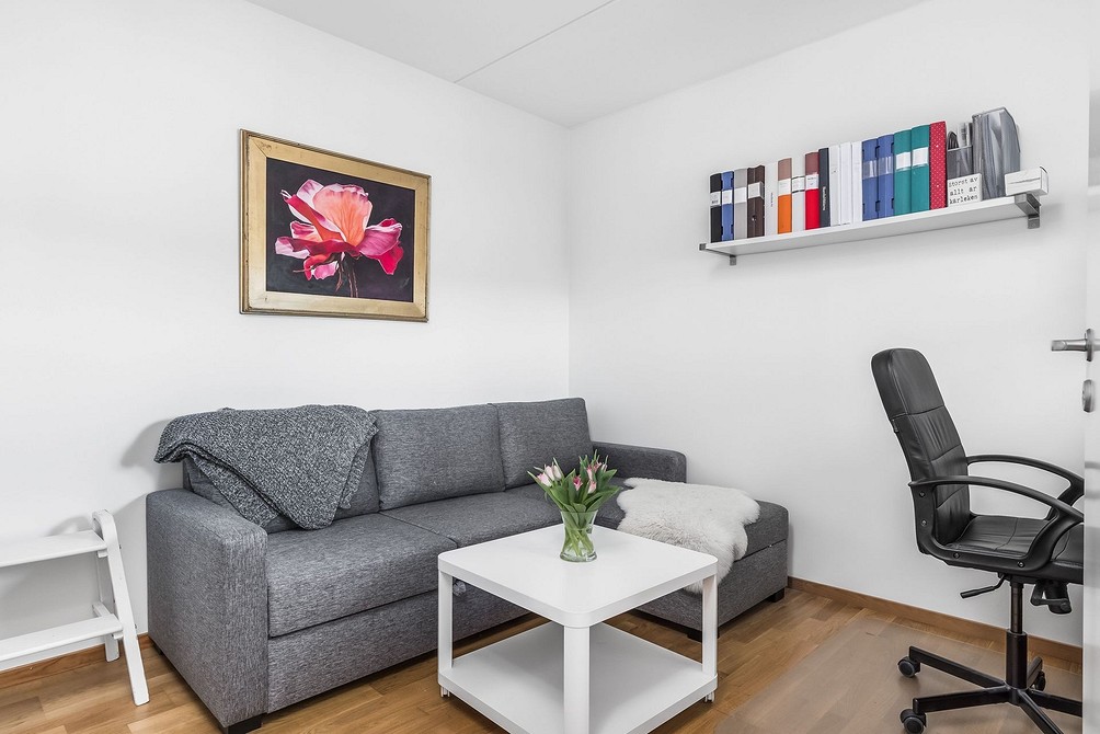 Сучасний інтер'єр вітальні з сірими меблями у стилі мінімалізм 2026