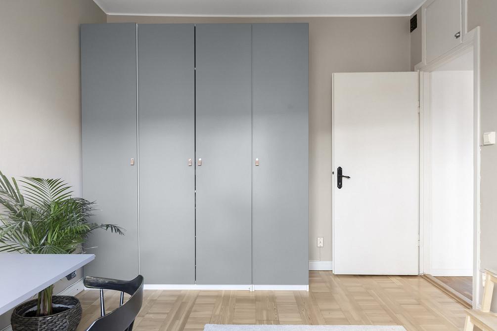 Сучасний інтер'єр з сірими меблями: мінімалізм та функціональність в дизайні 2026