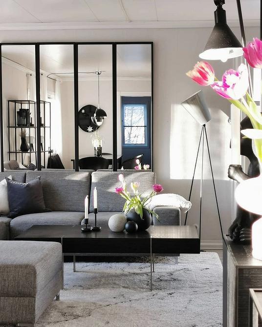 Стильний акцент Темно-сірий диван з декоративними подушками в сучасному інтер'єрі 2026.