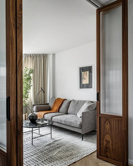 Велюр та затишок Стильний сірий велюровий диван в інтер'єрі 2026 з декоративними подушками