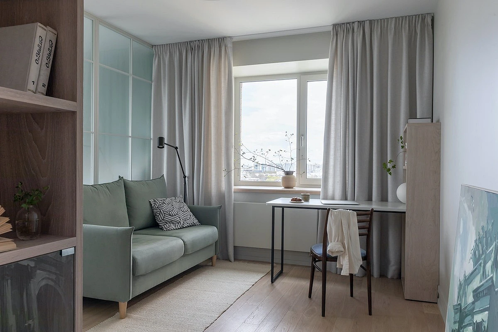 Сірий диван в зоні відпочинку: сучасні ідеї дизайну інтер'єру кімнати.