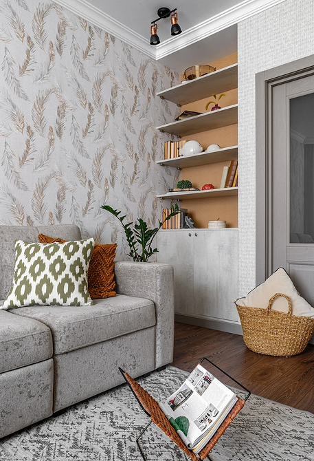 Сучасний дизайн вітальні з сірим диваном та акцентними жовтими подушками