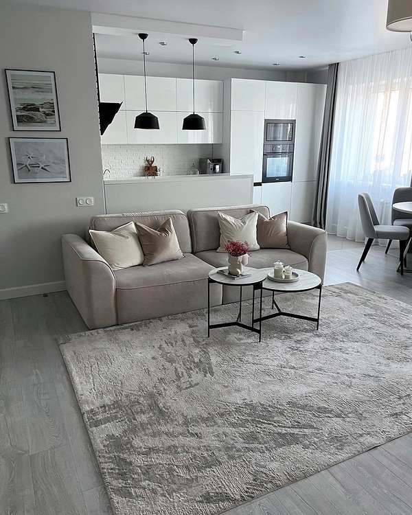 Дизайн вітальні з сірим диваном: ідеї для натхнення та затишного інтер'єру