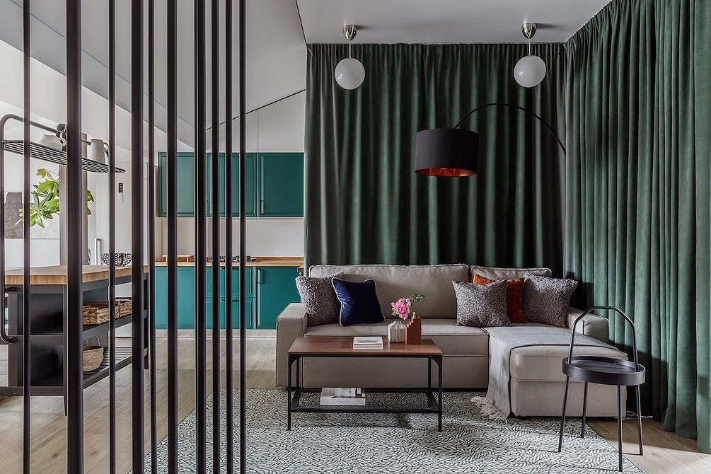 Зручна вітальня Сучасний сірий диван з журнальним столиком у вітальні 2026 року.