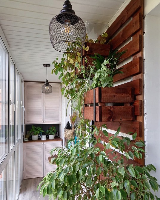 Зберігання речей на балконі: шафа з дверцятами, зручний доступ