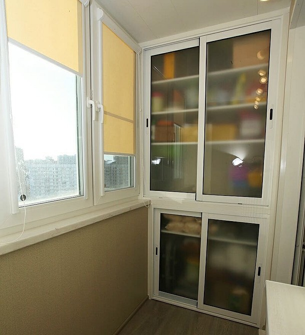 Сучасний балкон 2026 з шафою: практичні ідеї для зберігання та стильного дизайну.