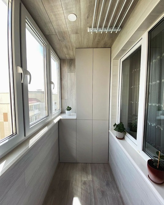 Приклад дизайну шафи на балкон з полицями та дверцятами для зберігання.