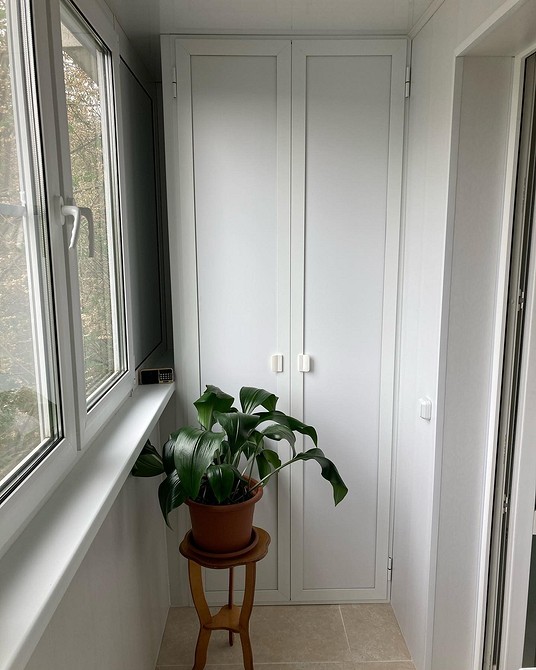 Сучасний дизайн шафи на лоджії для зберігання інструментів та господарського приладдя