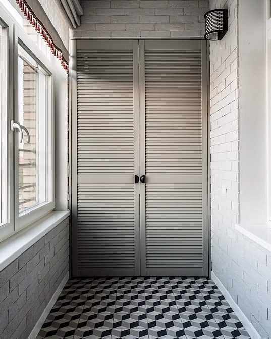 Оптимальне зберігання речей: приклад вбудованої вологостійкої шафи на балконі 2026.