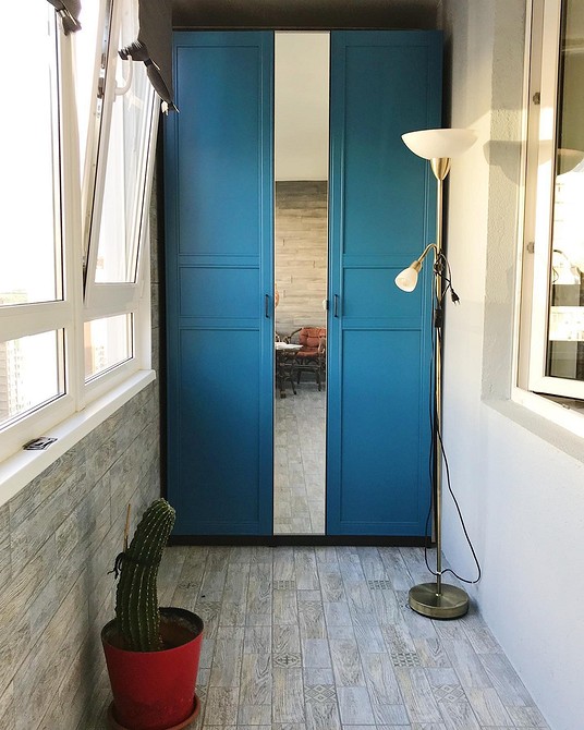 Зручна шафа на балконі 2026: оптимальне використання простору для ефективного зберігання.