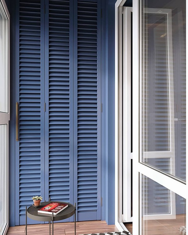 Вбудована шафа на балконі для ефективного зберігання речей та економії місця