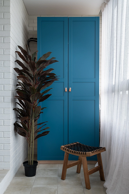 Облаштування балкона з шафою для зберігання, організації простору та створення затишку 2026.