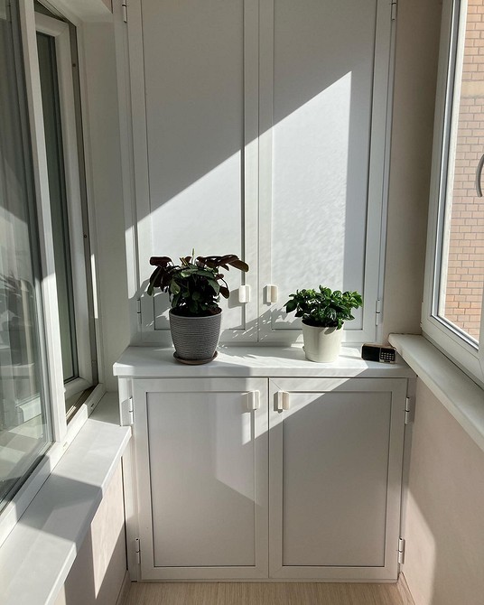 Компактна шафа на балконі з дверцятами для захисту речей від погодних умов