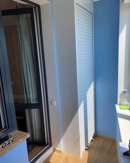 Сучасна шафа на балконі: ідеальне місце для зберігання речей та стильного дизайну.