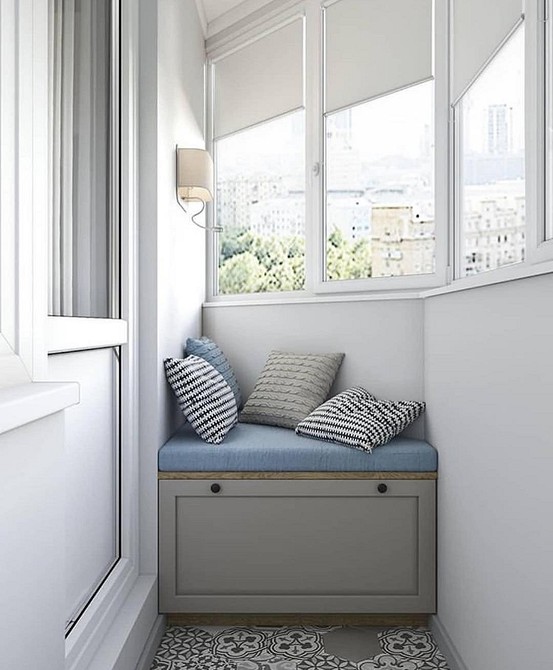 Компактна шафа на балкон з дверцятами жалюзі для вентиляції та зберігання