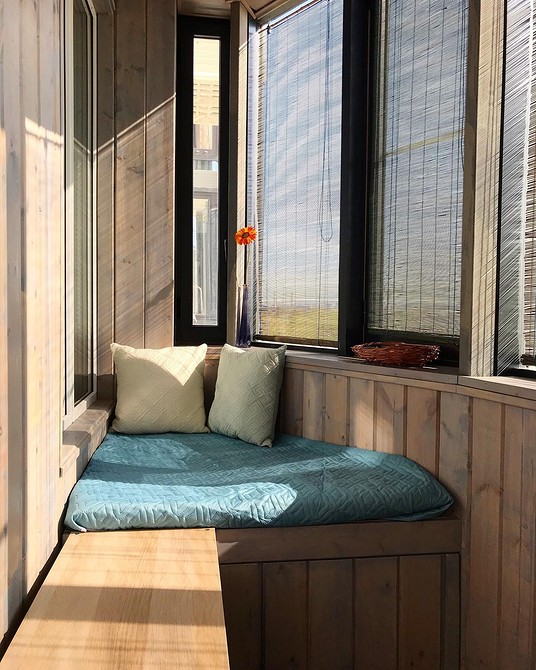 Організація простору на балконі: шафа для зберігання речей та створення затишку.