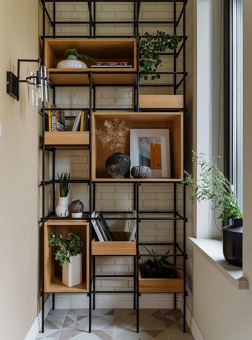 Функціональна шафа на балконі з шухлядами для зручного зберігання дрібниць.