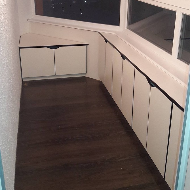 Вбудована шафа на лоджії з розсувними дверцятами для ефективного використання простору